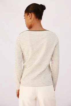 Camiseta riscas com gola canoa