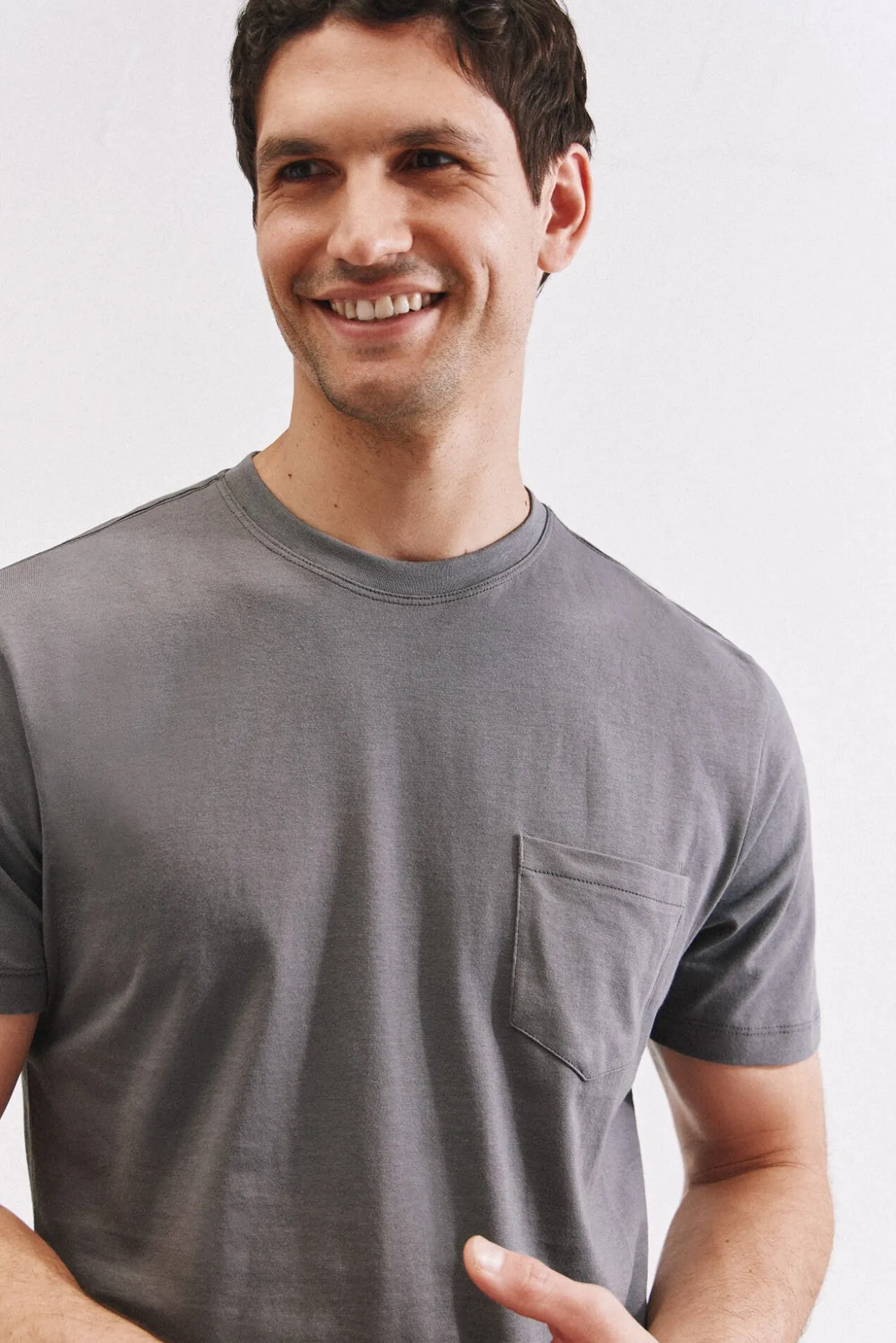 Camisola básica com bolso