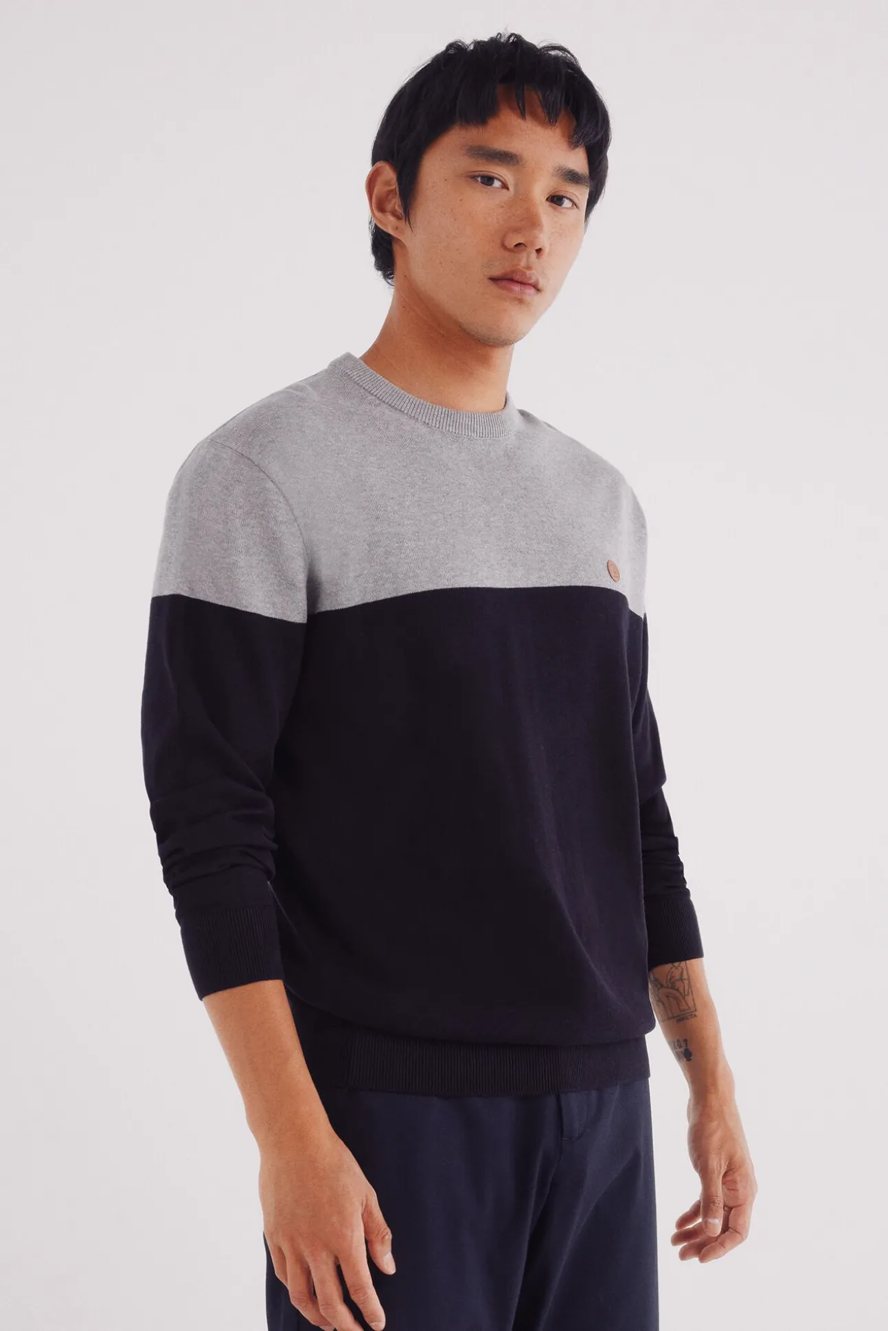 Camisola básico com blocos de cores