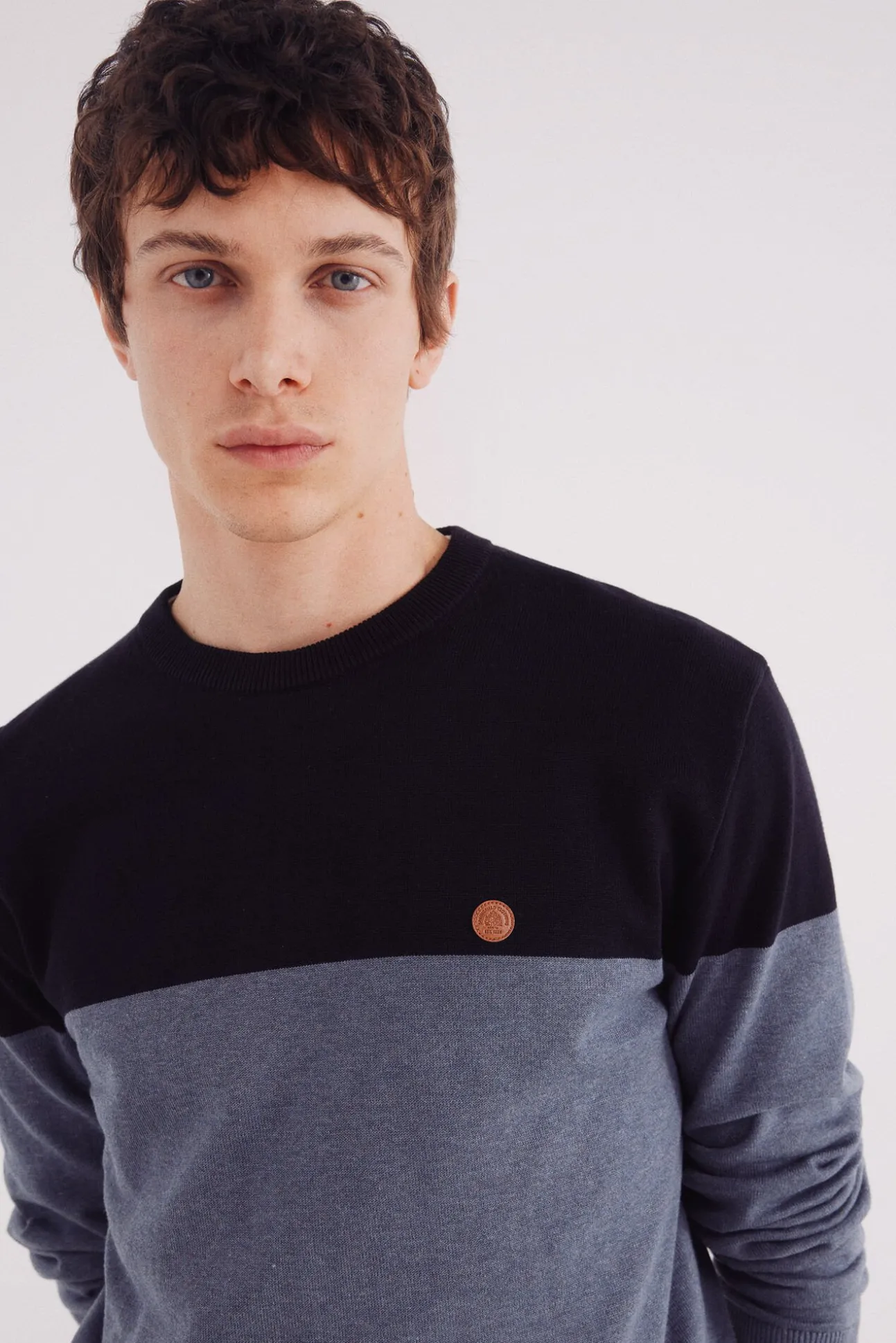 Camisola básico com blocos de cores