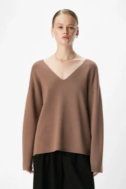 Camisola básico com gola em V