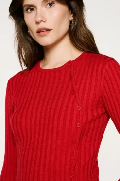 Camisola canelado com botões e corte slim.
