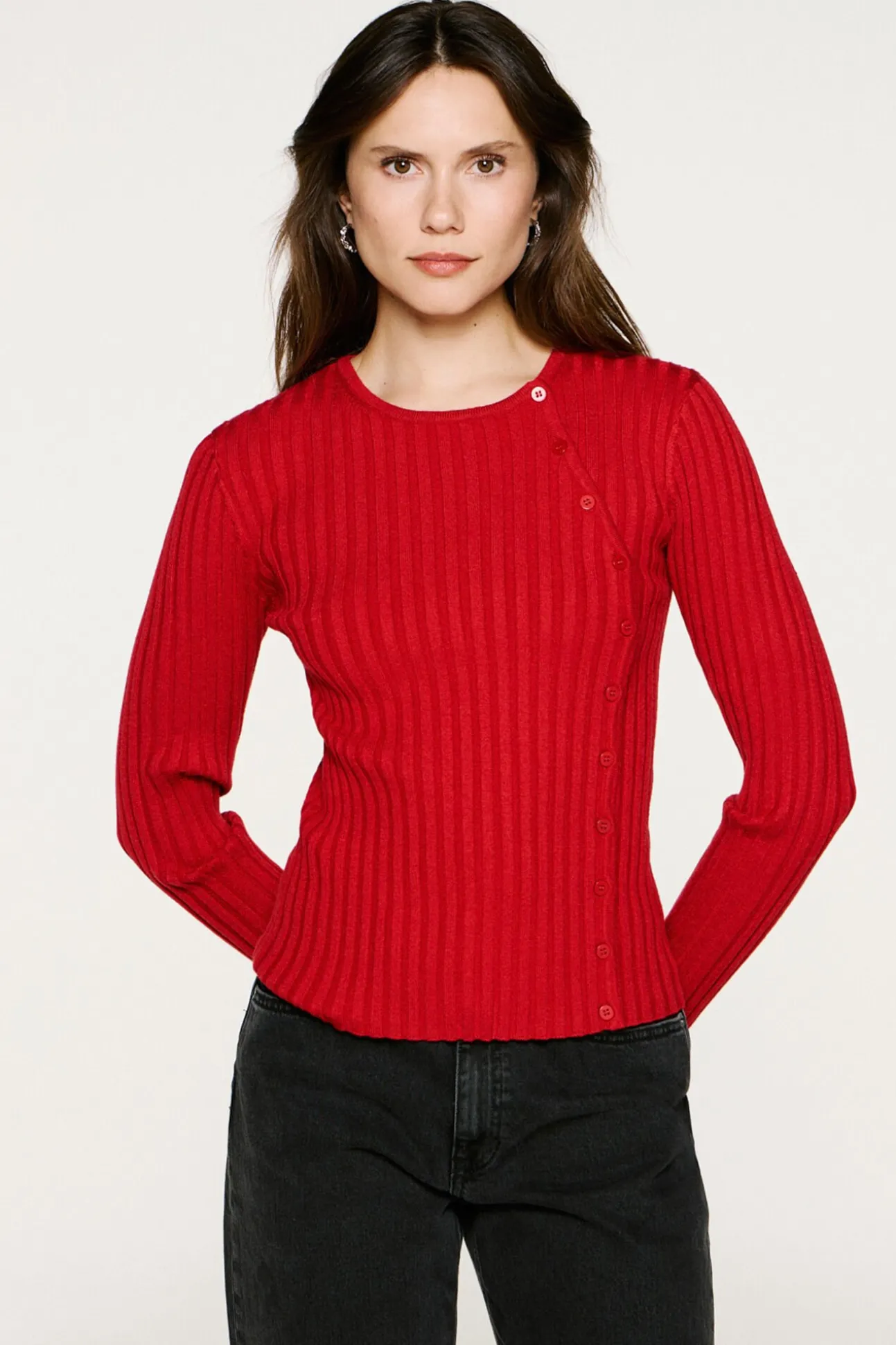 Camisola canelado com botões e corte slim.