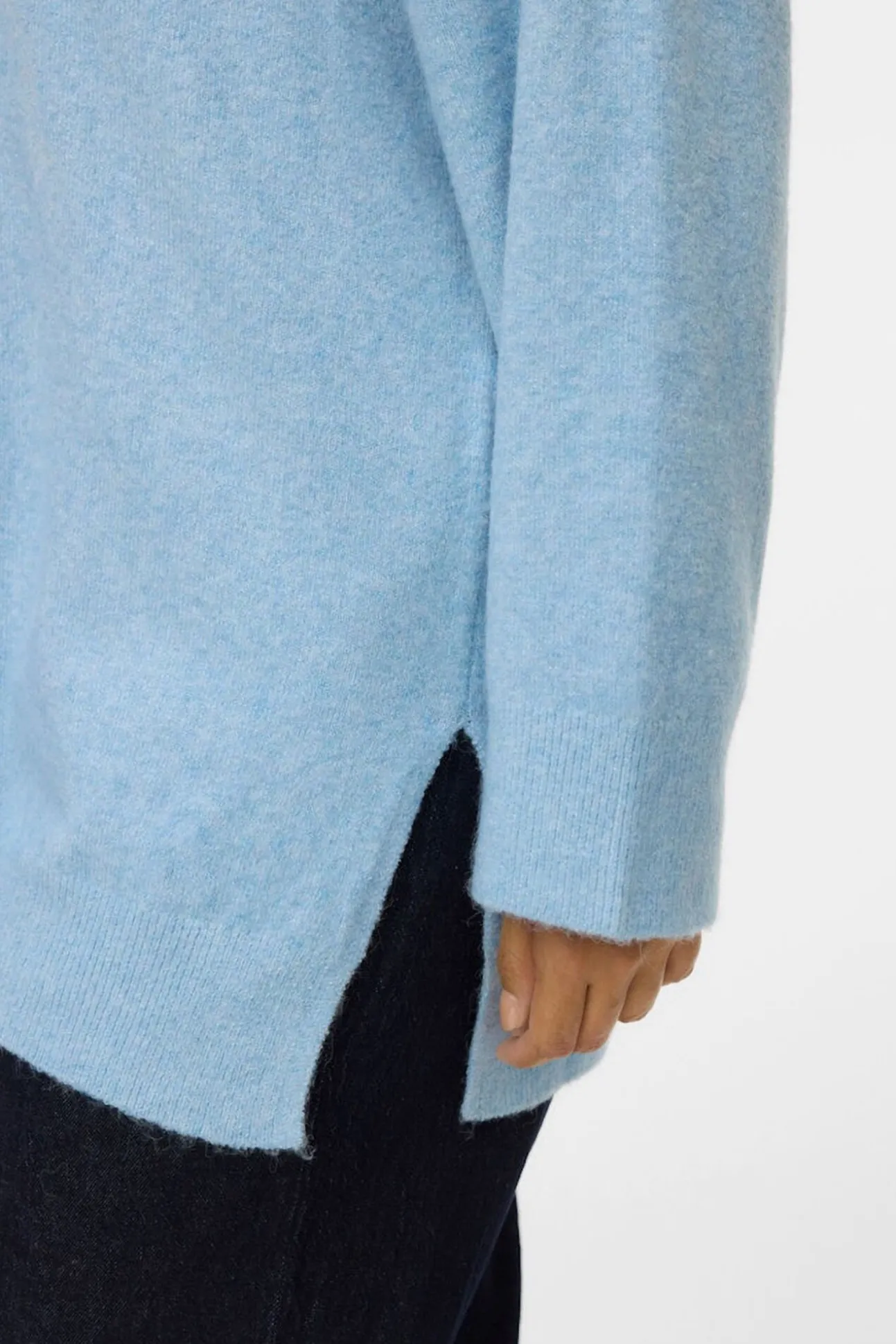 Camisola com gola em V curvo
