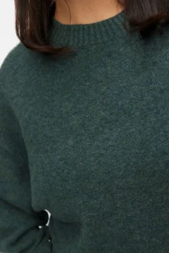 Camisola com gola em V curvo