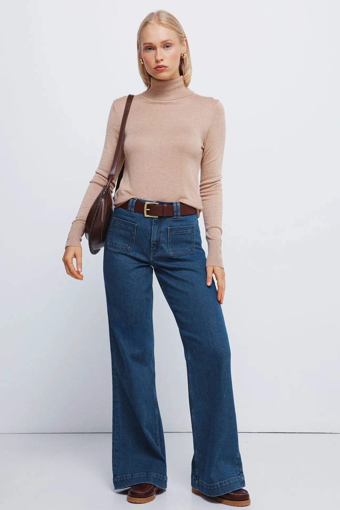 Camisola de gola alta com botões e punhos
