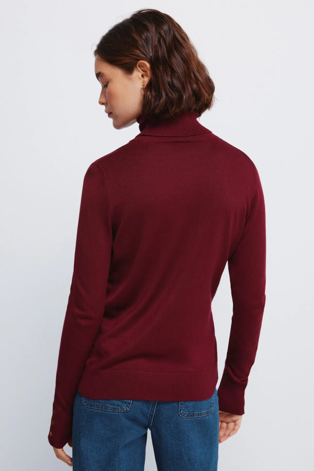 Camisola de gola alta com botões e punhos