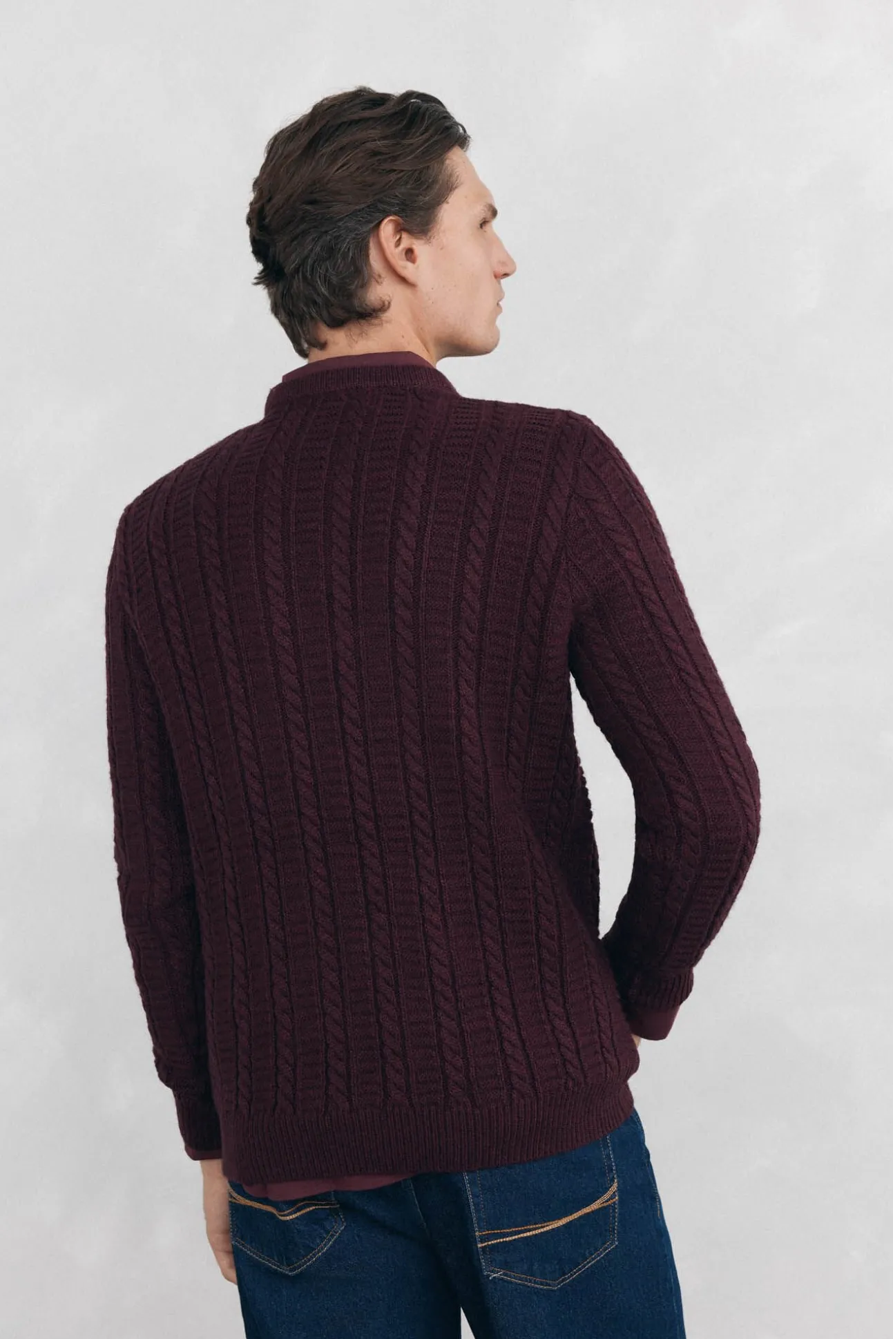 Camisola de lã de cabos com gola redonda