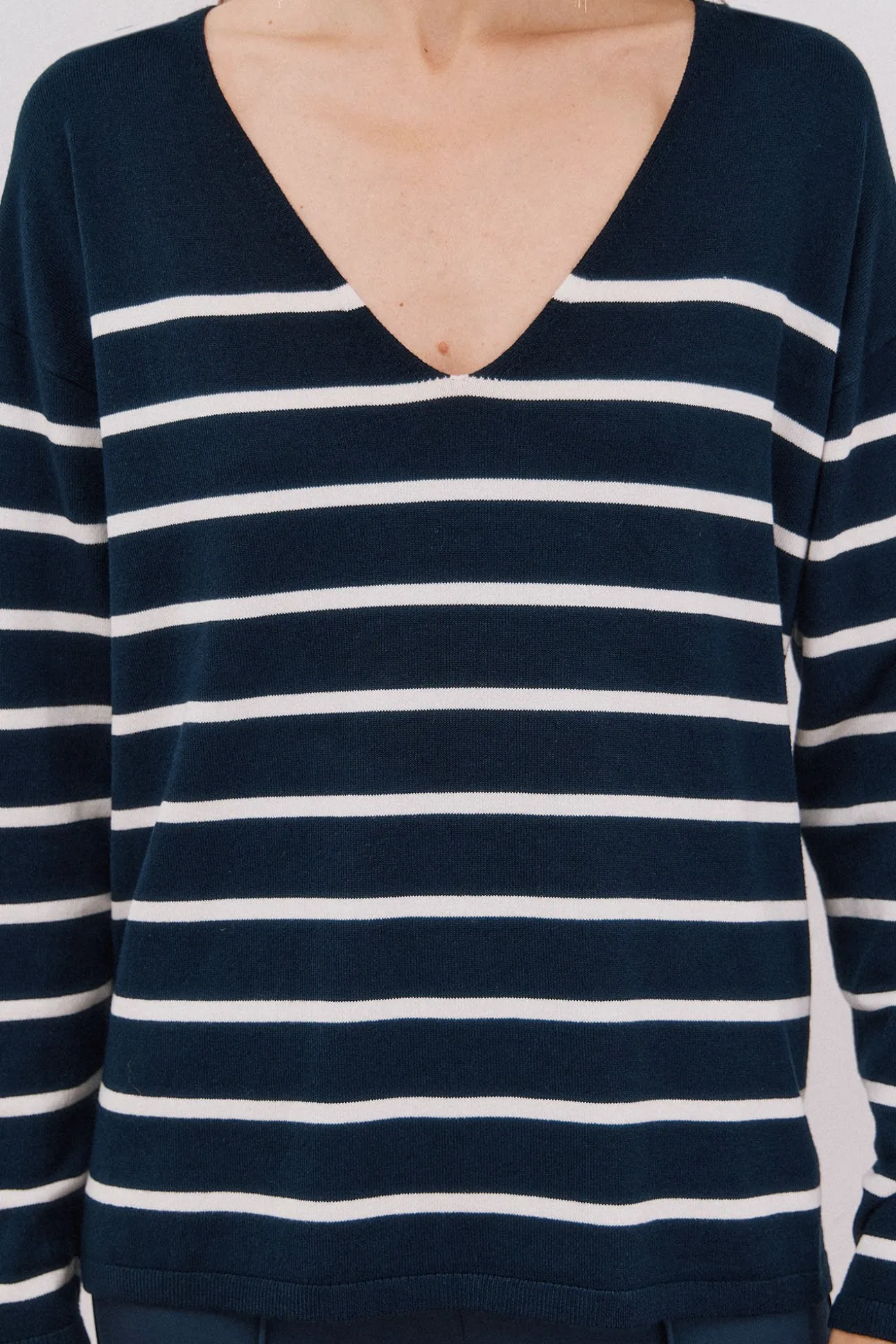 Camisola de malha decote bico