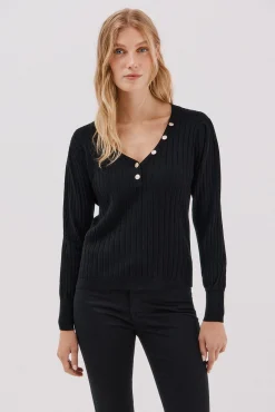 Camisola em bico botões