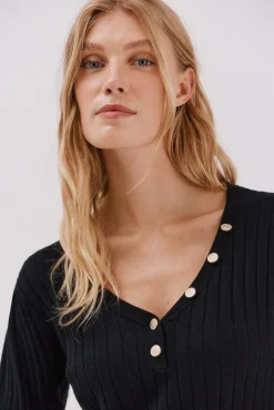 Camisola em bico botões