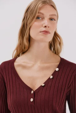 Camisola em bico botões