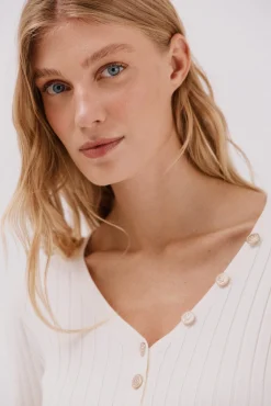 Camisola em bico botões