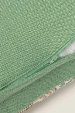 Capa de almofada bordada com pompons