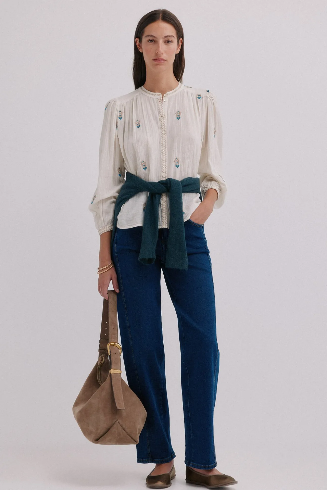 Carina. Blusa bordada