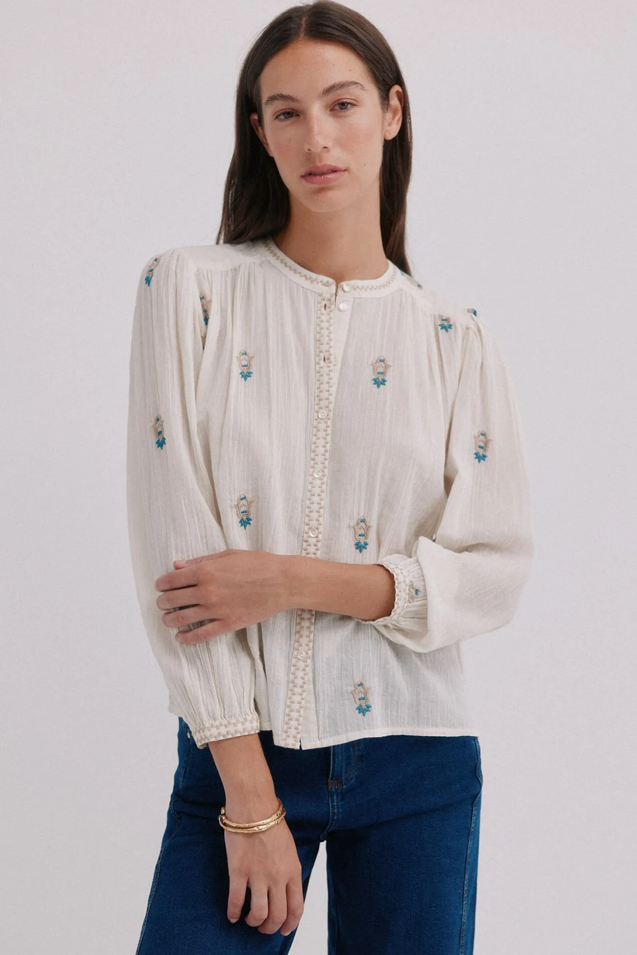 Carina. Blusa bordada