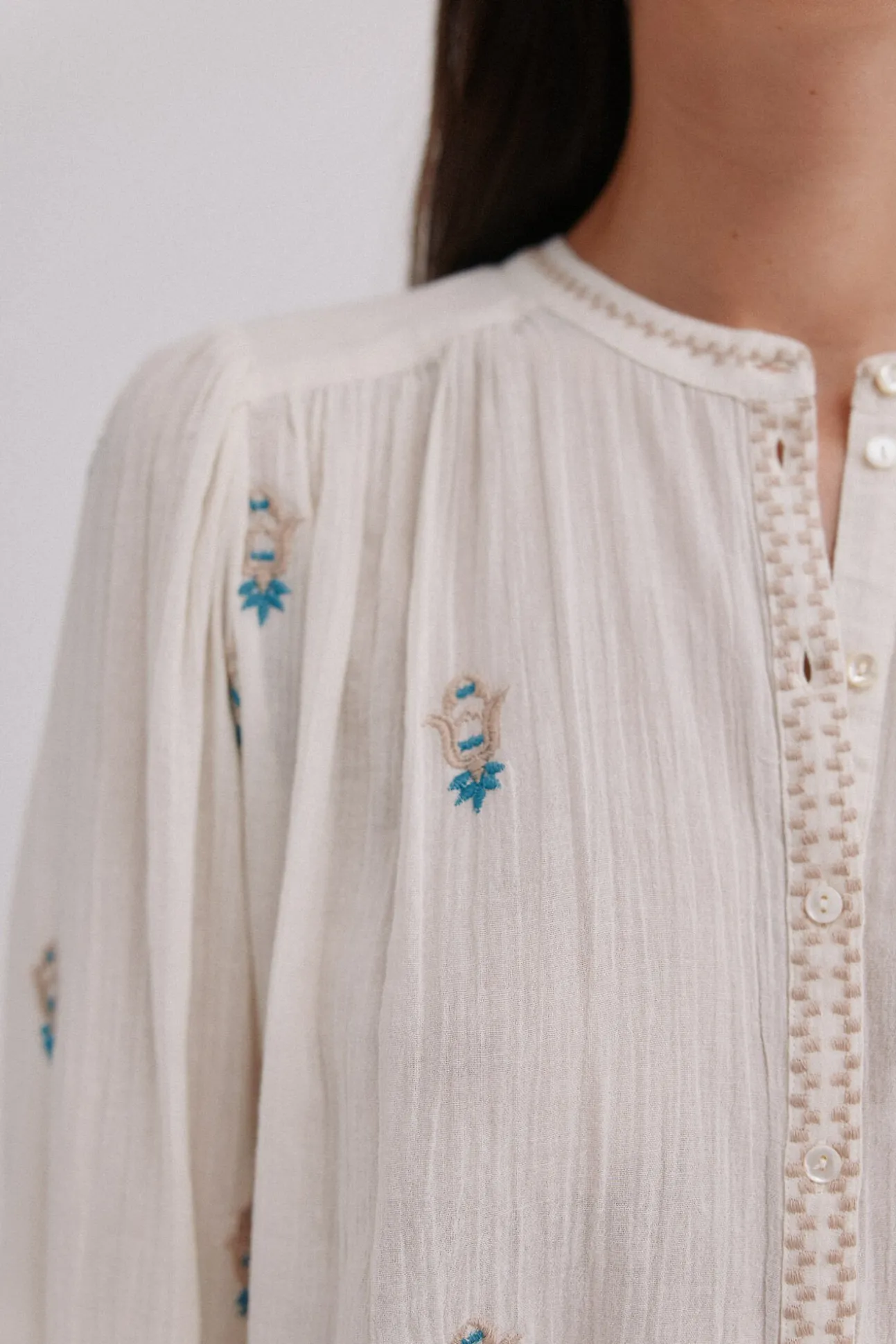 Carina. Blusa bordada