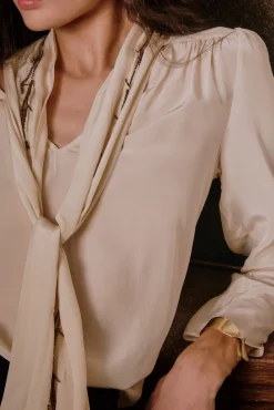 Carrie. Blusa com laçada
