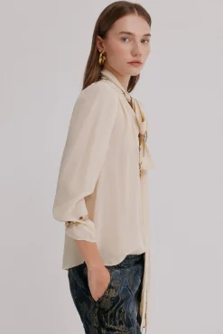 Carrie. Blusa com laçada