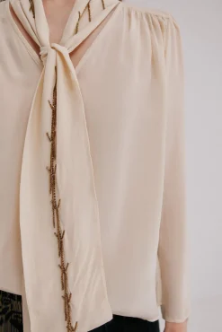 Carrie. Blusa com laçada