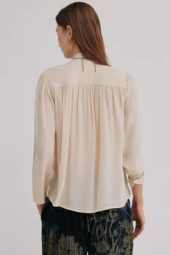 Carrie. Blusa com laçada