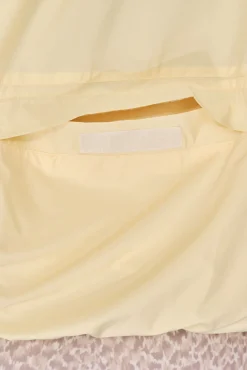 Casaco leve reversível com capuz amarelo