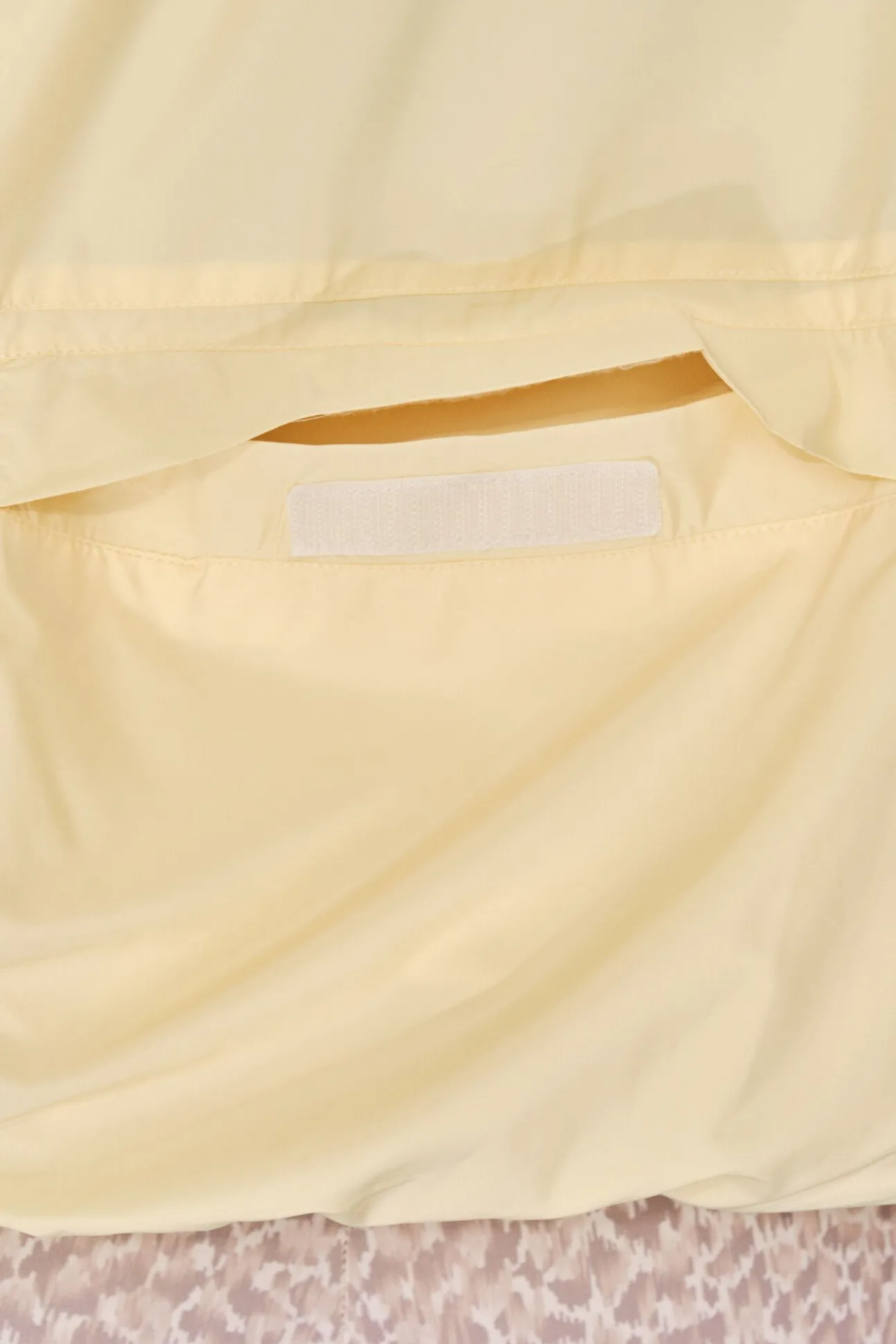 Casaco leve reversível com capuz amarelo