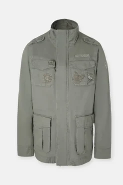 Casaco militar com manchas tingidas