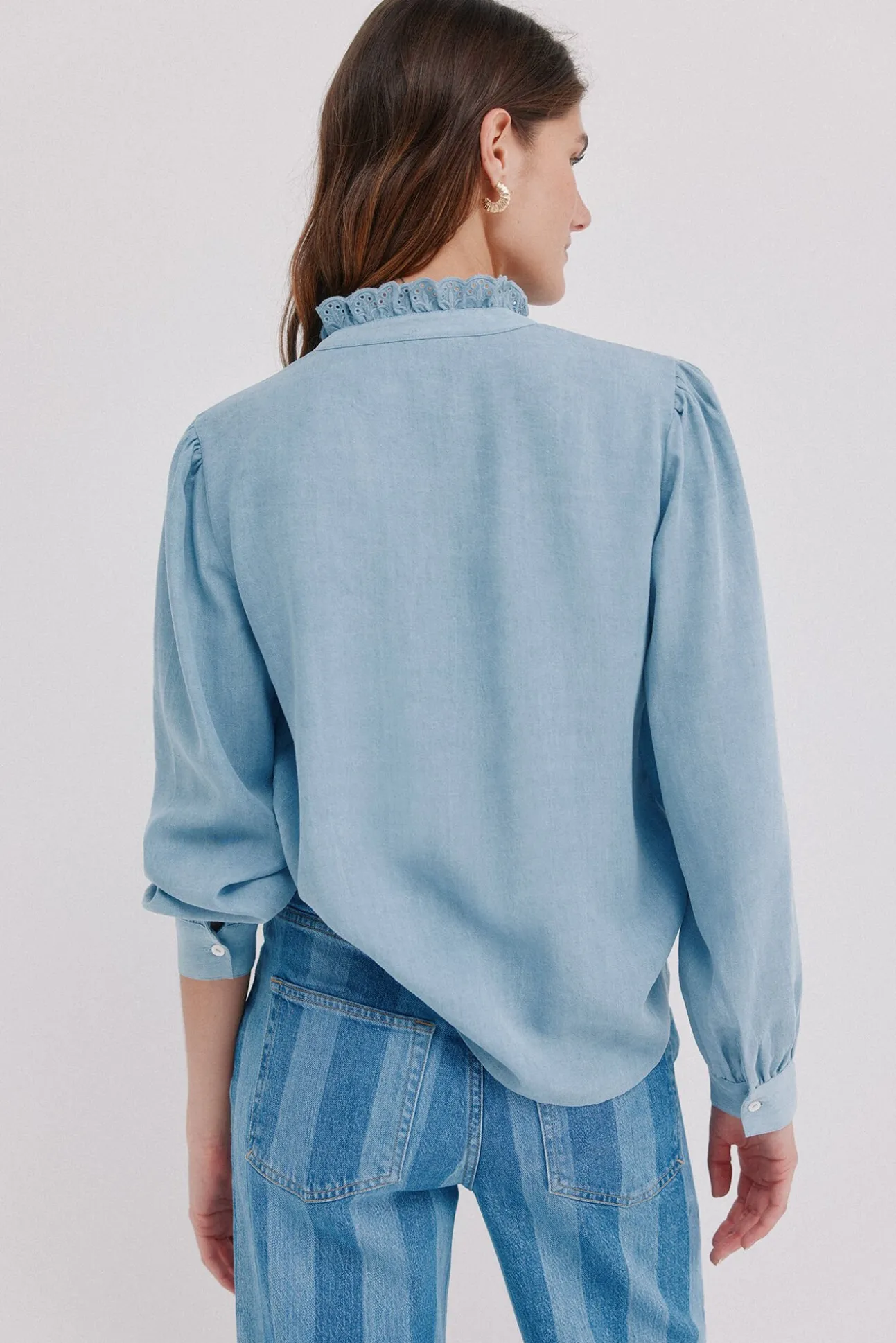 Cintia. Blusa com folho na carcela