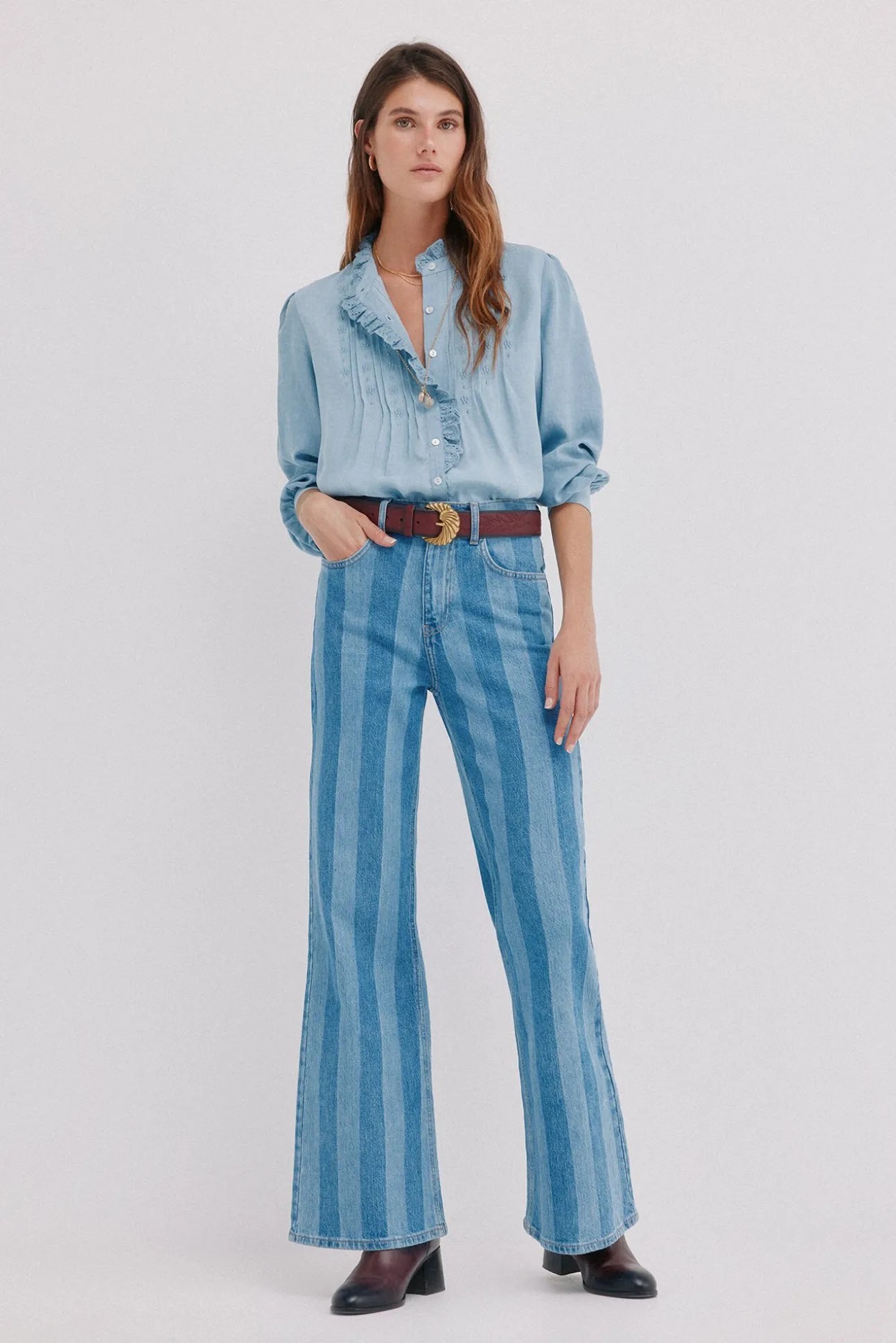 Cintia. Blusa com folho na carcela