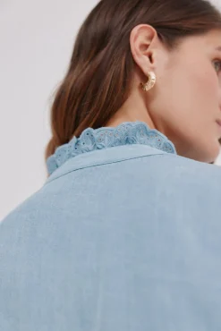 Cintia. Blusa com folho na carcela