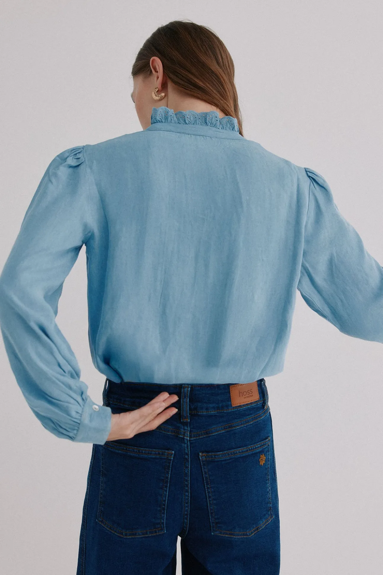 Cintia. Blusa com folho na carcela