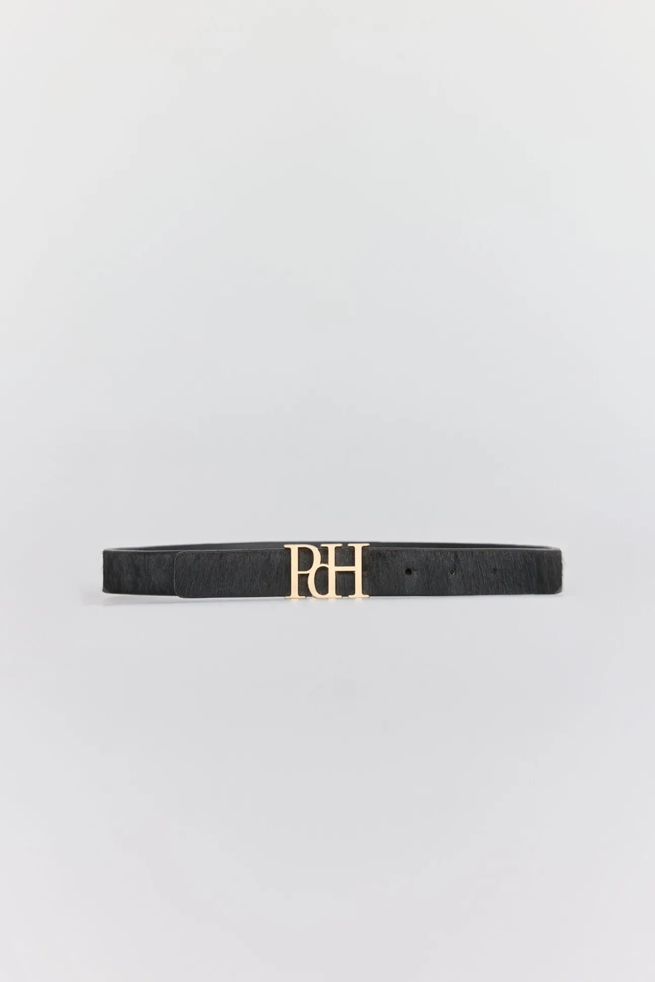Cinto de pele com pelo preto e fivela de logo