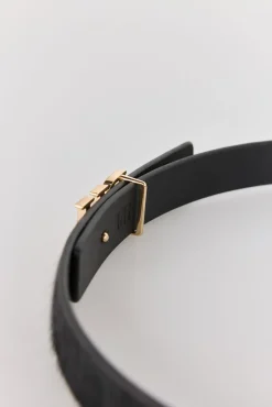Cinto de pele com pelo preto e fivela de logo