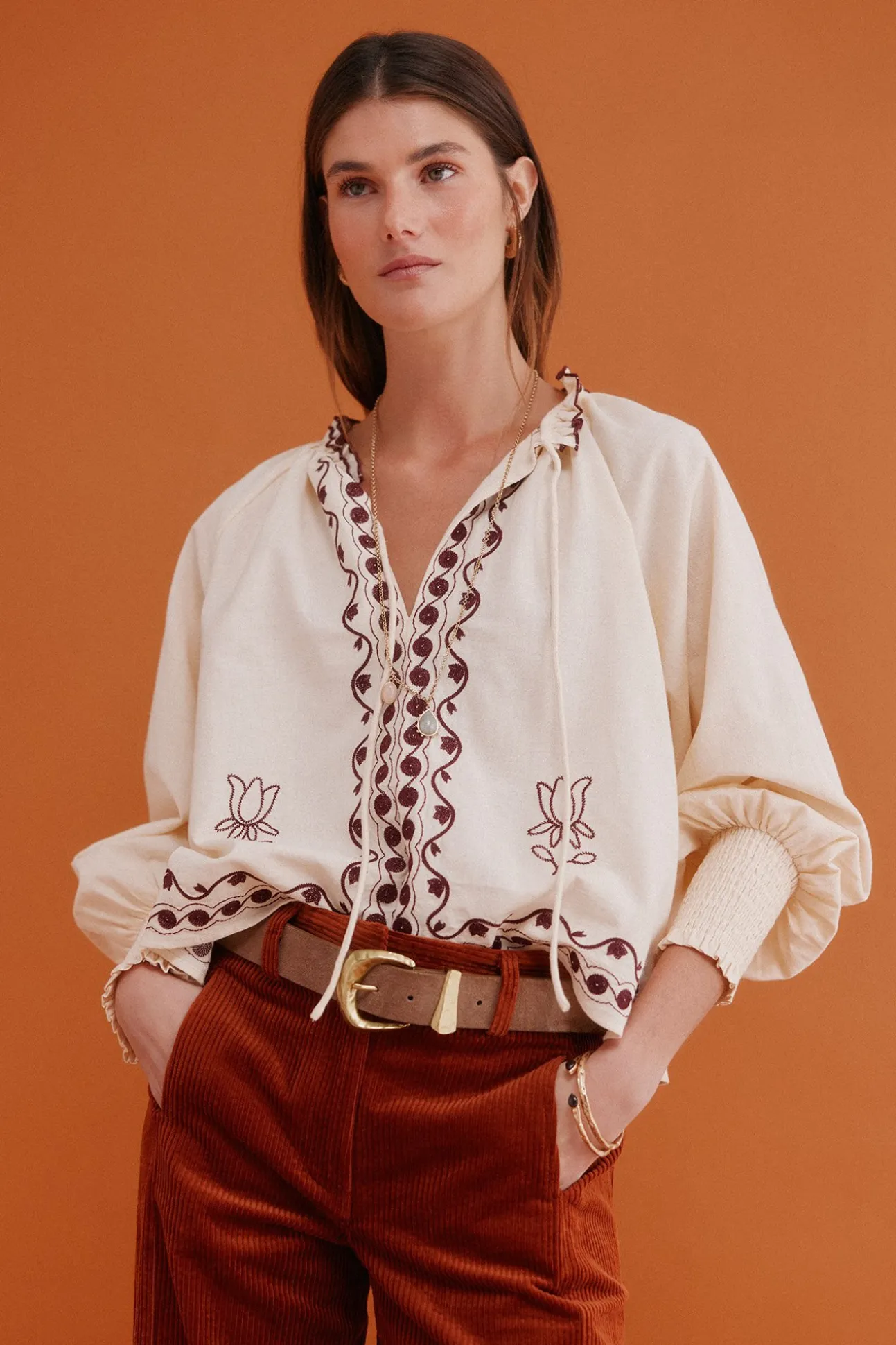 Claudia. Blusa bordada