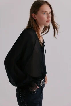 Clemência. Blusa com fecho cruzado