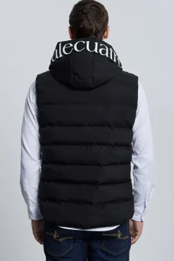 Colete acolchoado preto com capuz