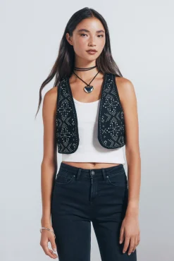 Colete com tachas metálicas