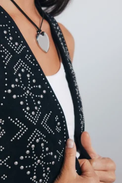 Colete com tachas metálicas