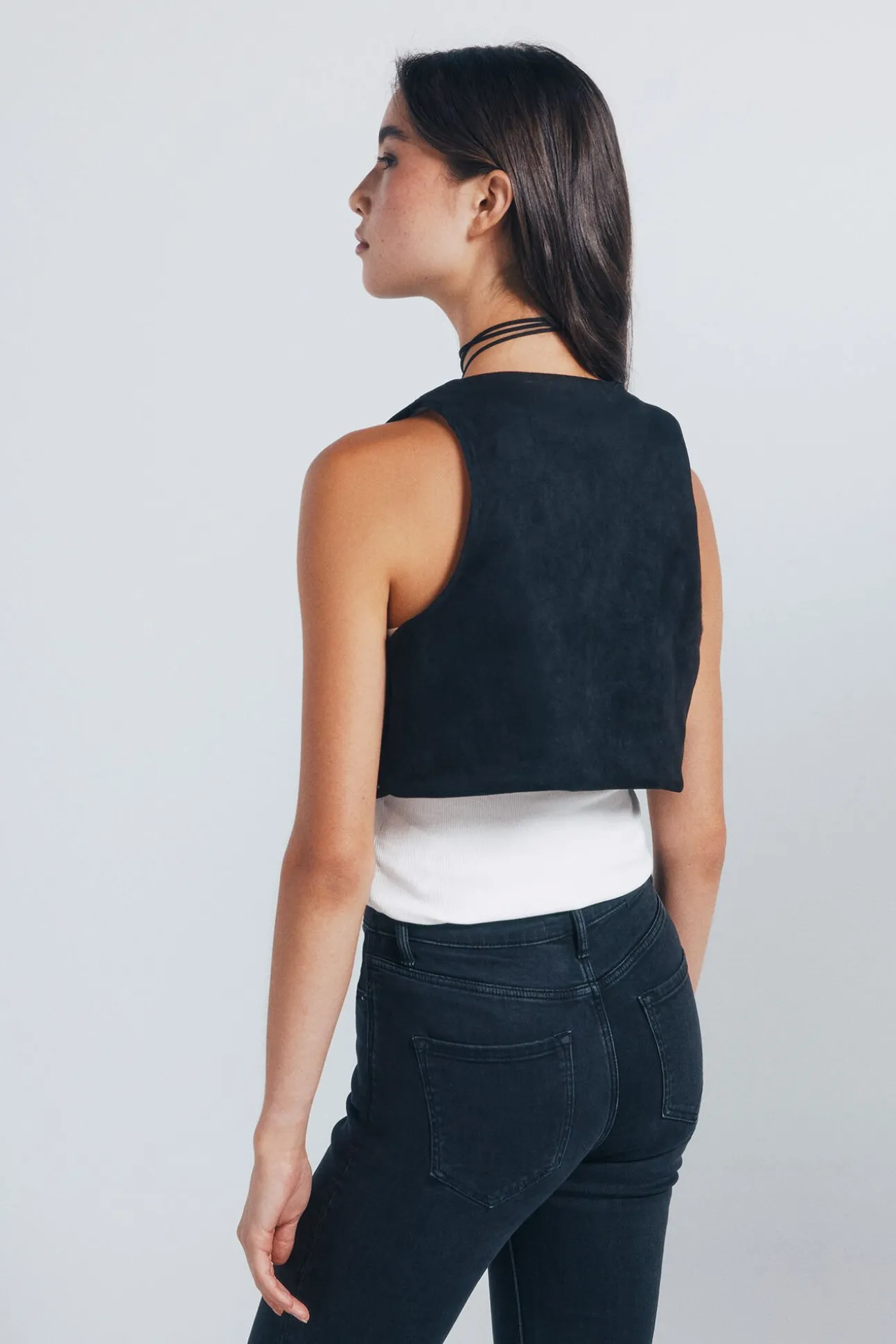 Colete com tachas metálicas