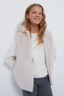 Colete de pele de menina