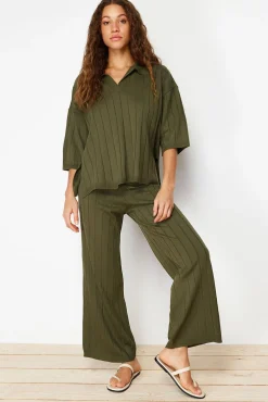 Conjunto básico verde de calça e T-shirt polo