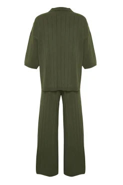Conjunto básico verde de calça e T-shirt polo