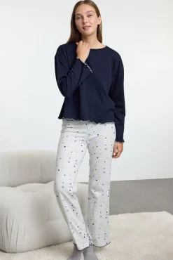 Conjunto de pijama azul marinho com estampado galáctica