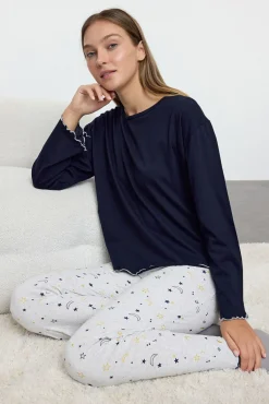 Conjunto de pijama azul marinho com estampado galáctica