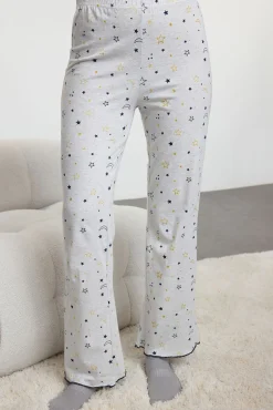 Conjunto de pijama azul marinho com estampado galáctica