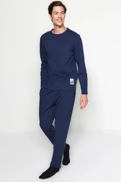 Conjunto de pijama azul marinho com corte regular e etiqueta detalhada