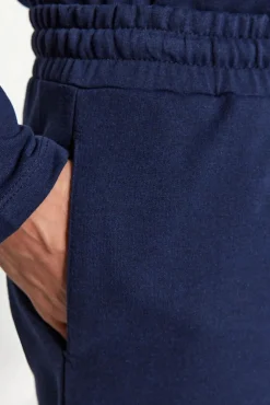 Conjunto de pijama azul marinho com corte regular e etiqueta detalhada
