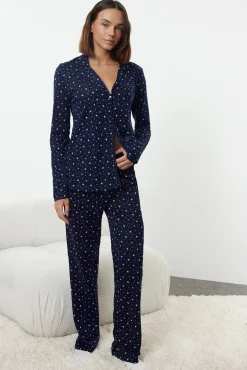 Conjunto de pijama azul marinho com estampado galáctica