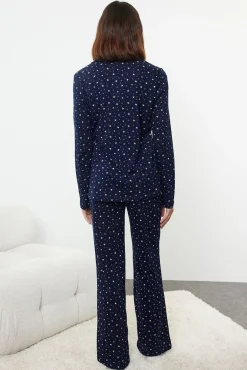 Conjunto de pijama azul marinho com estampado galáctica